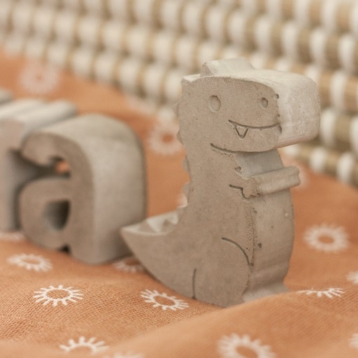 betonnen dino kraamcadeau Lief Moment