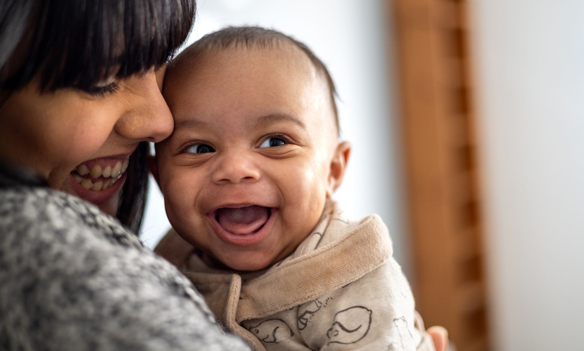 Moeder en baby allebei lachen Getty Images