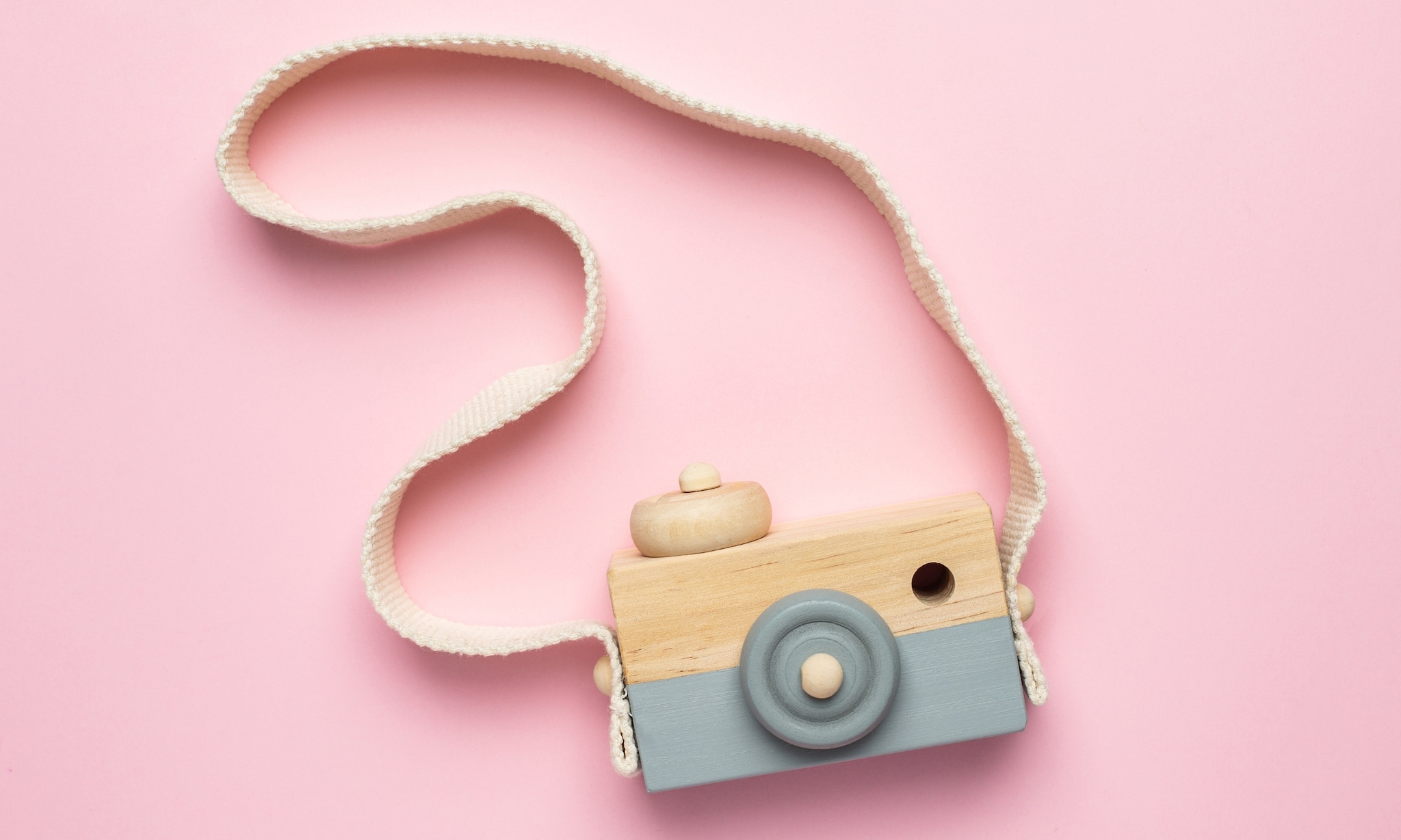 houten camera is een van de tips voor leuk houten speelgoed voor baby en peuter Getty Images