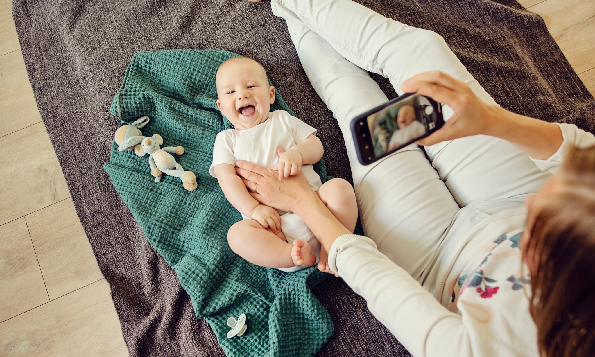 moeder legt belangrijkste momenten van baby vast met mijlpaalkaarten Getty Images