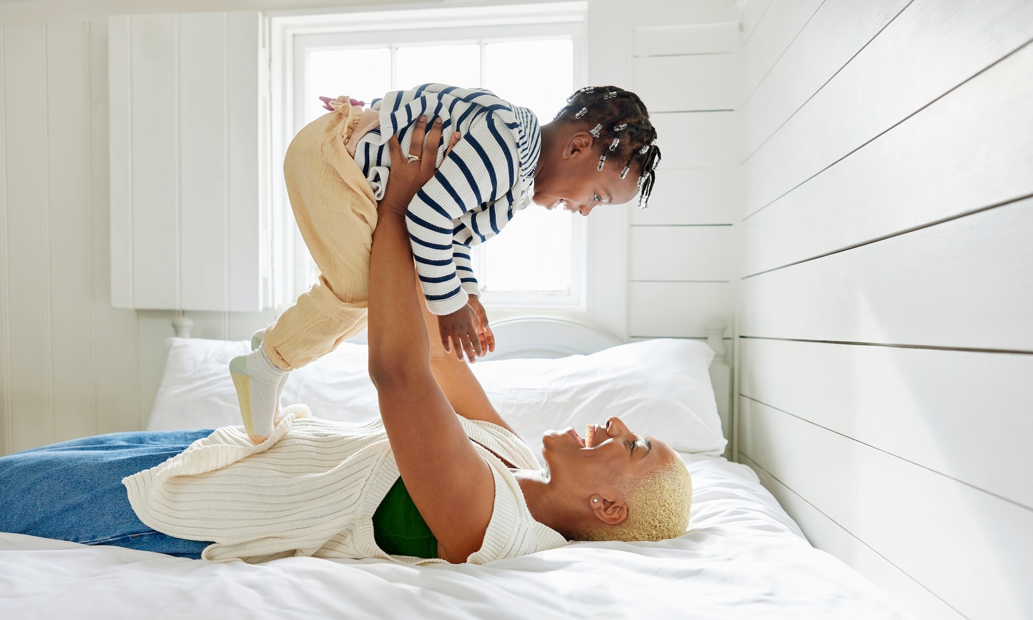 Moeder is weekend weg met kinderen in Nederland en ligt op bed Getty Images
