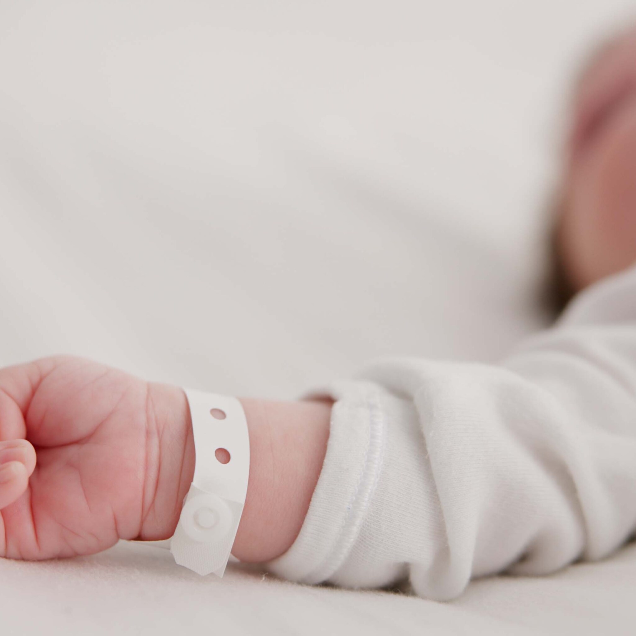 open ruggetje en open schedel bij baby