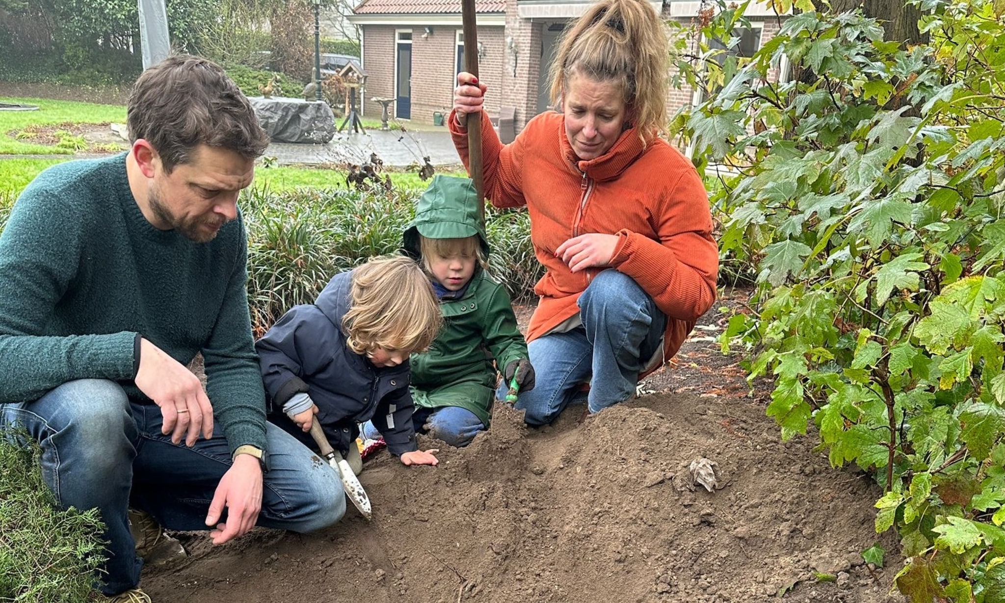 Saskia samen met haar gezin bij het graf van hond Huub Privé