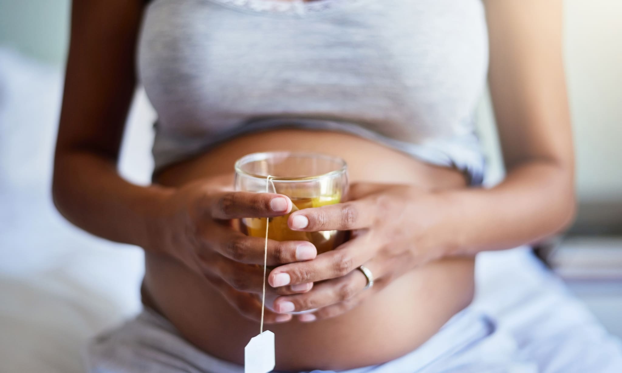 vrouw drinkt gemberthee wat helpt om je beter te voelen tijdens de zwangerschap Getty Images