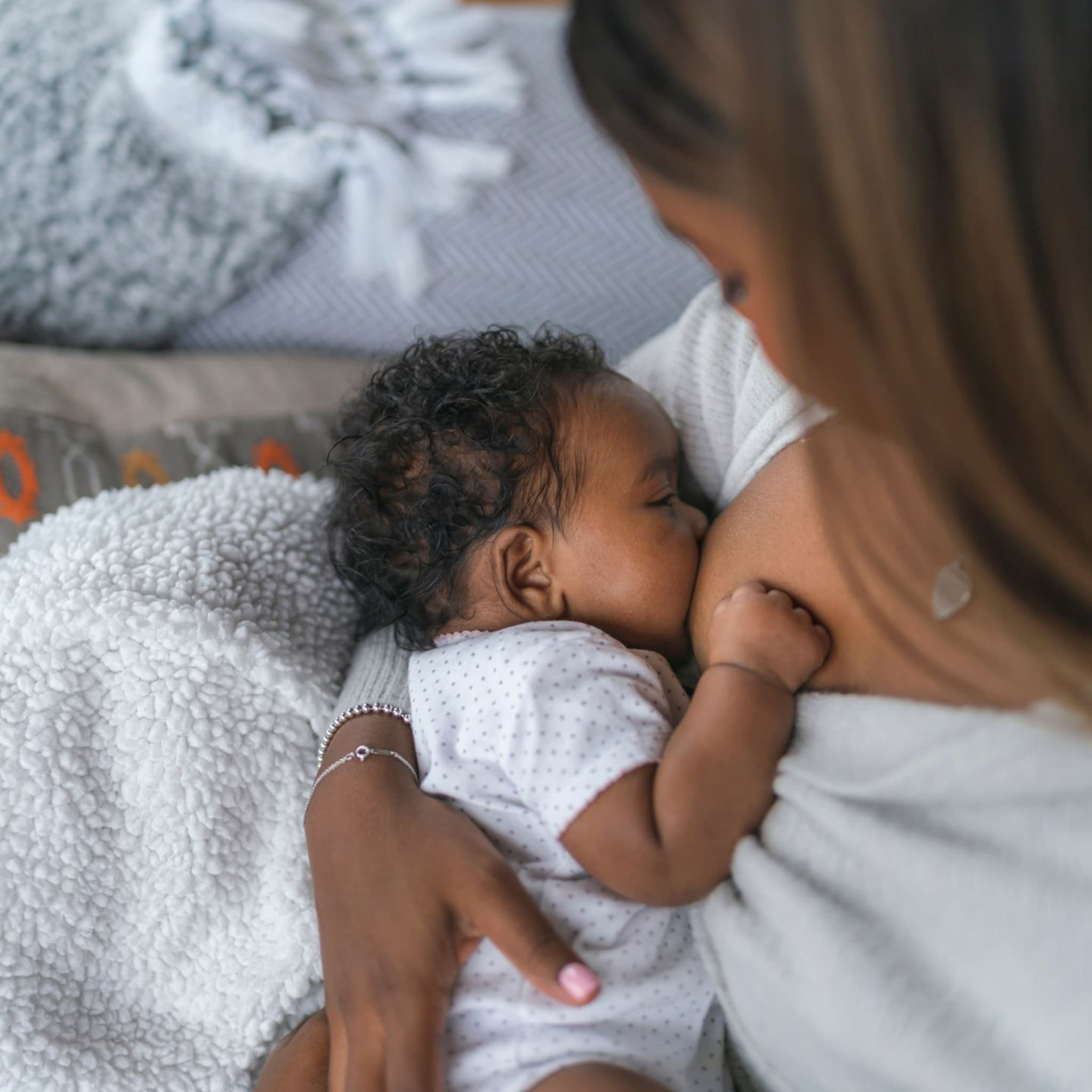 baby valt in slaap tijdens voeding