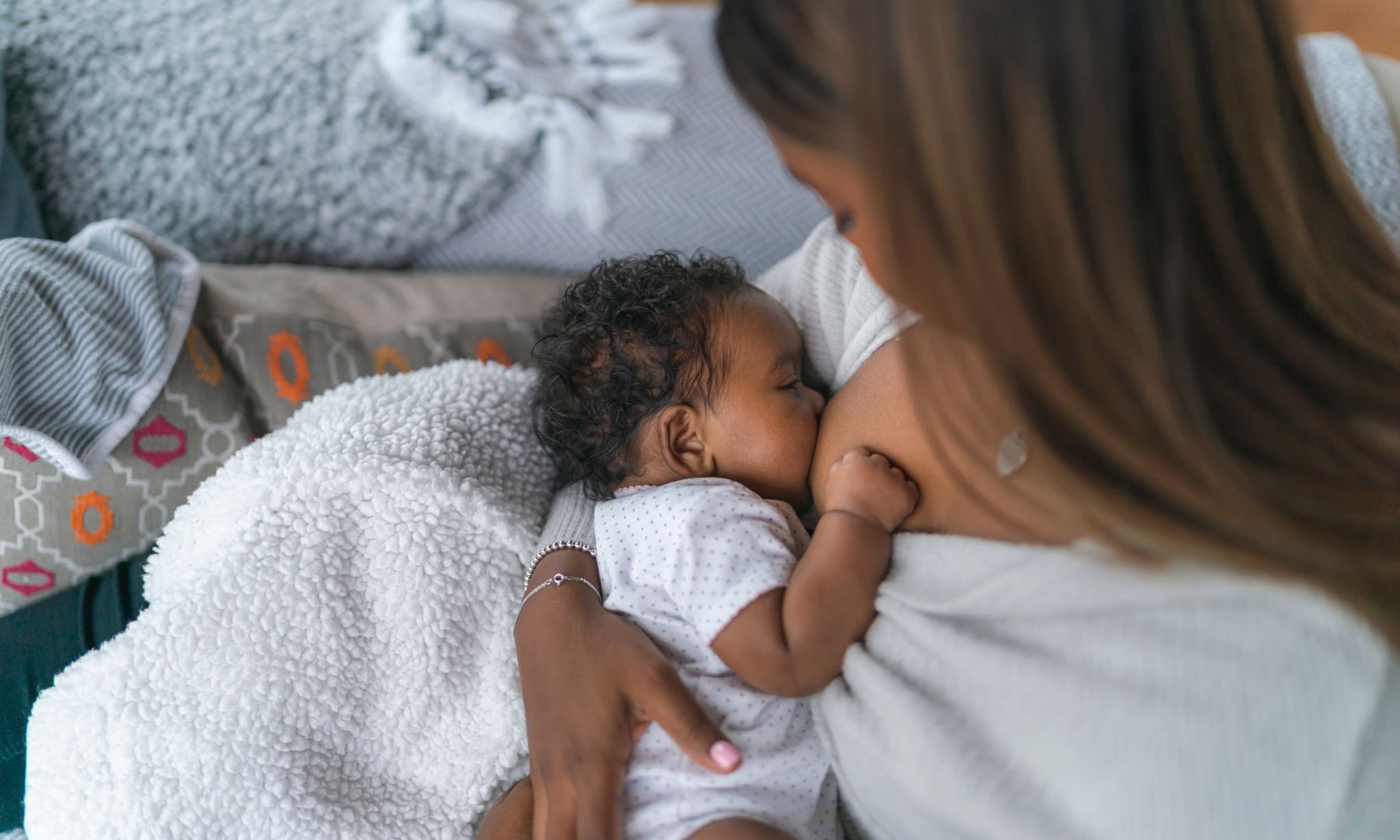 Baby valt in slaap tijdens borstvoeding Getty Images
