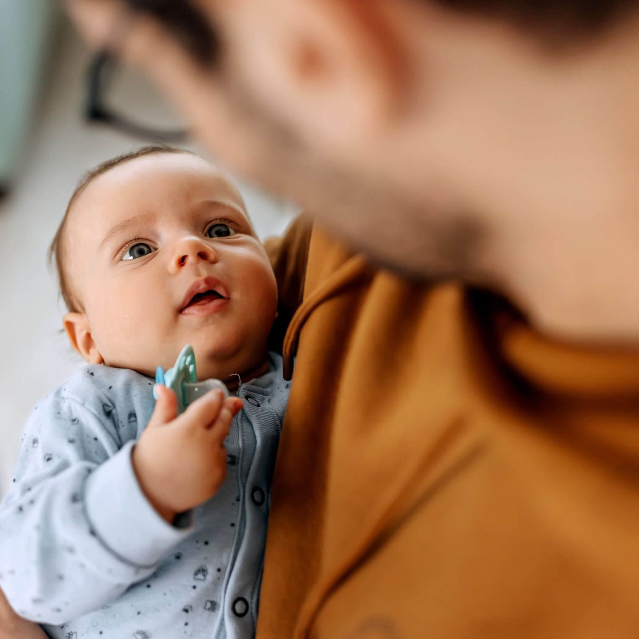 wanneer reageert je baby op zijn eigen naam