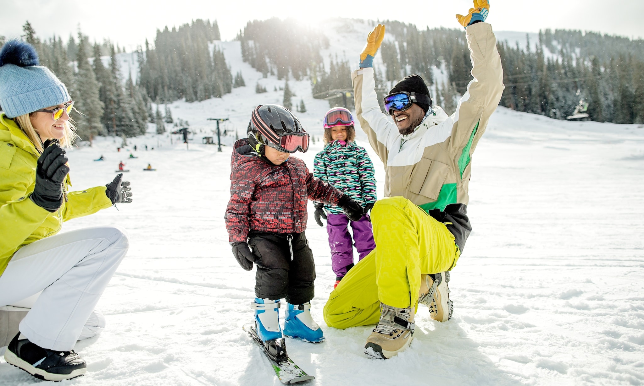 gezin op wintersport, skipak kopen voor baby of kind Getty Images