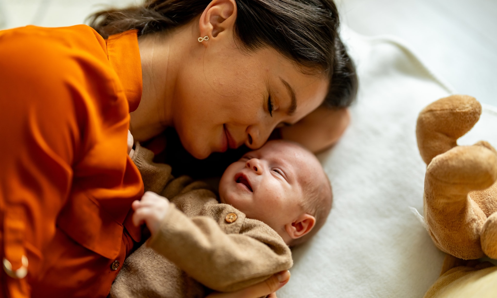 Moede en baby samen liggen Getty Images