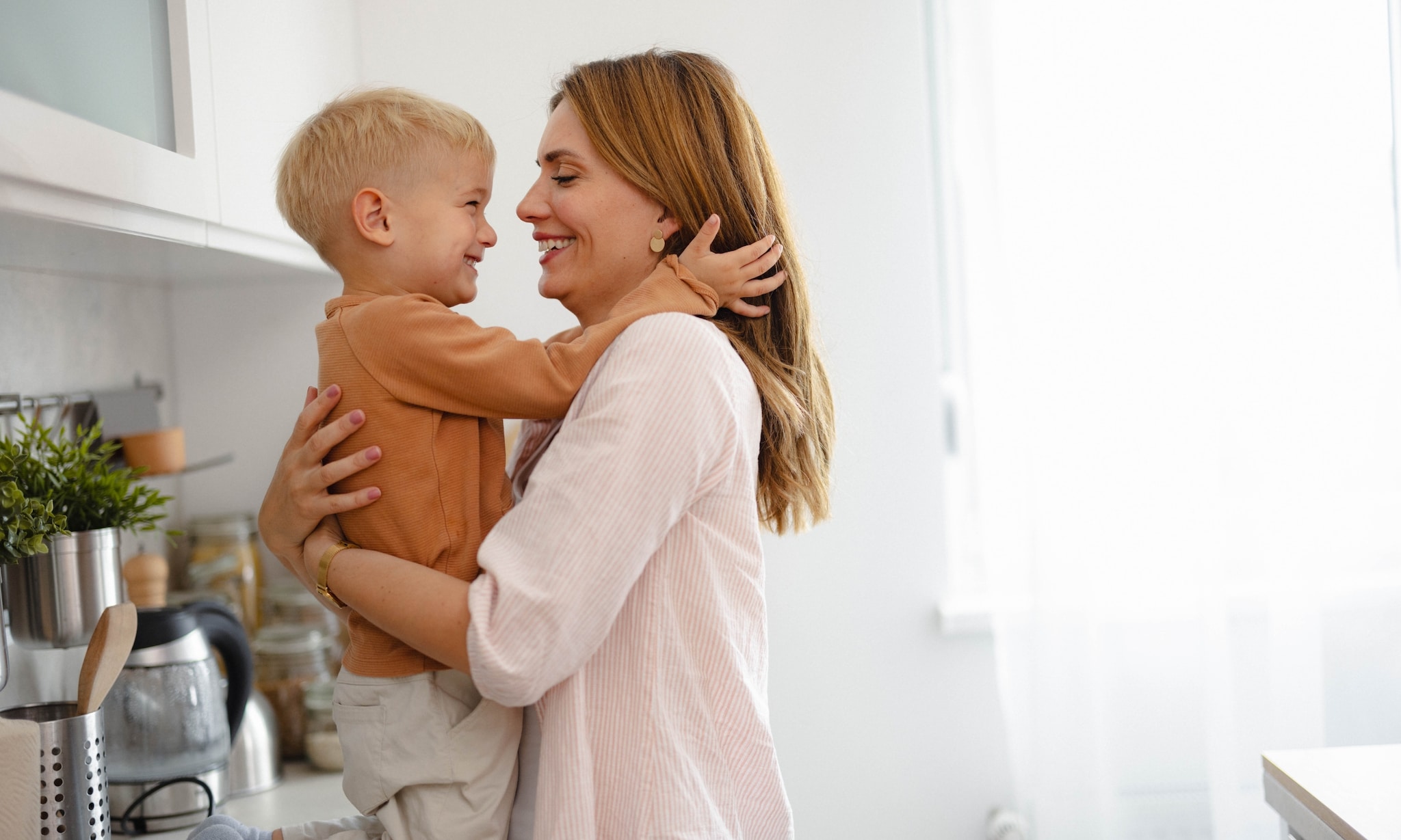 Moeder met een kind in de keuken Getty Images