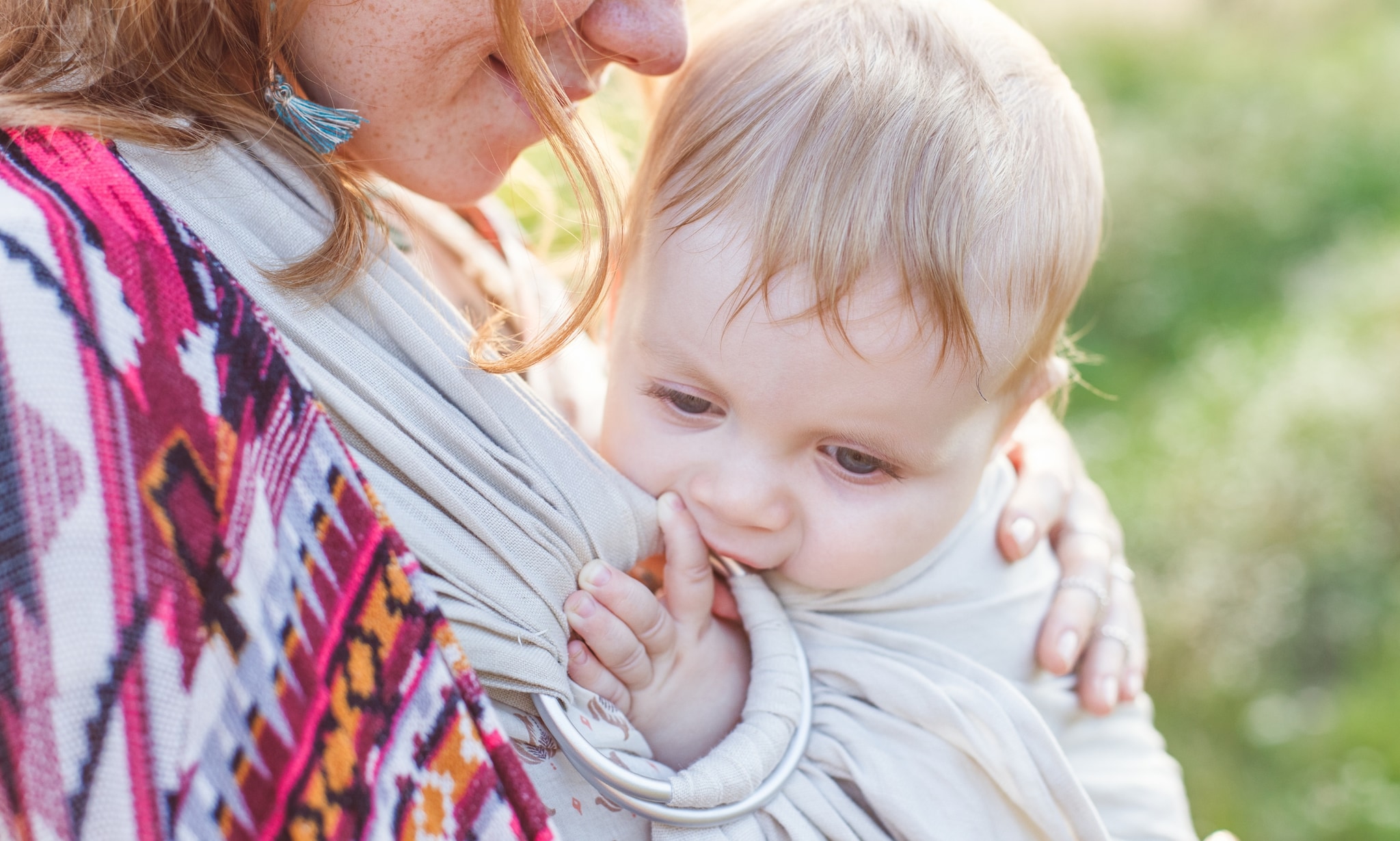 moeder draagt baby in ringsling, zo gebruik je deze draagdoek Getty Images