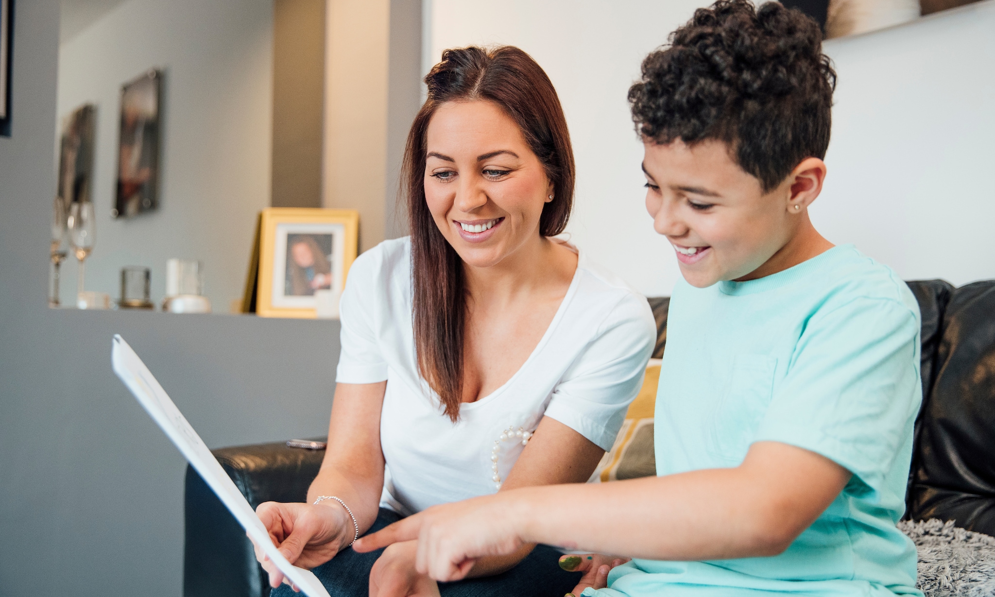 Jongen krijgt schoolrapport mee naar huis Getty Images