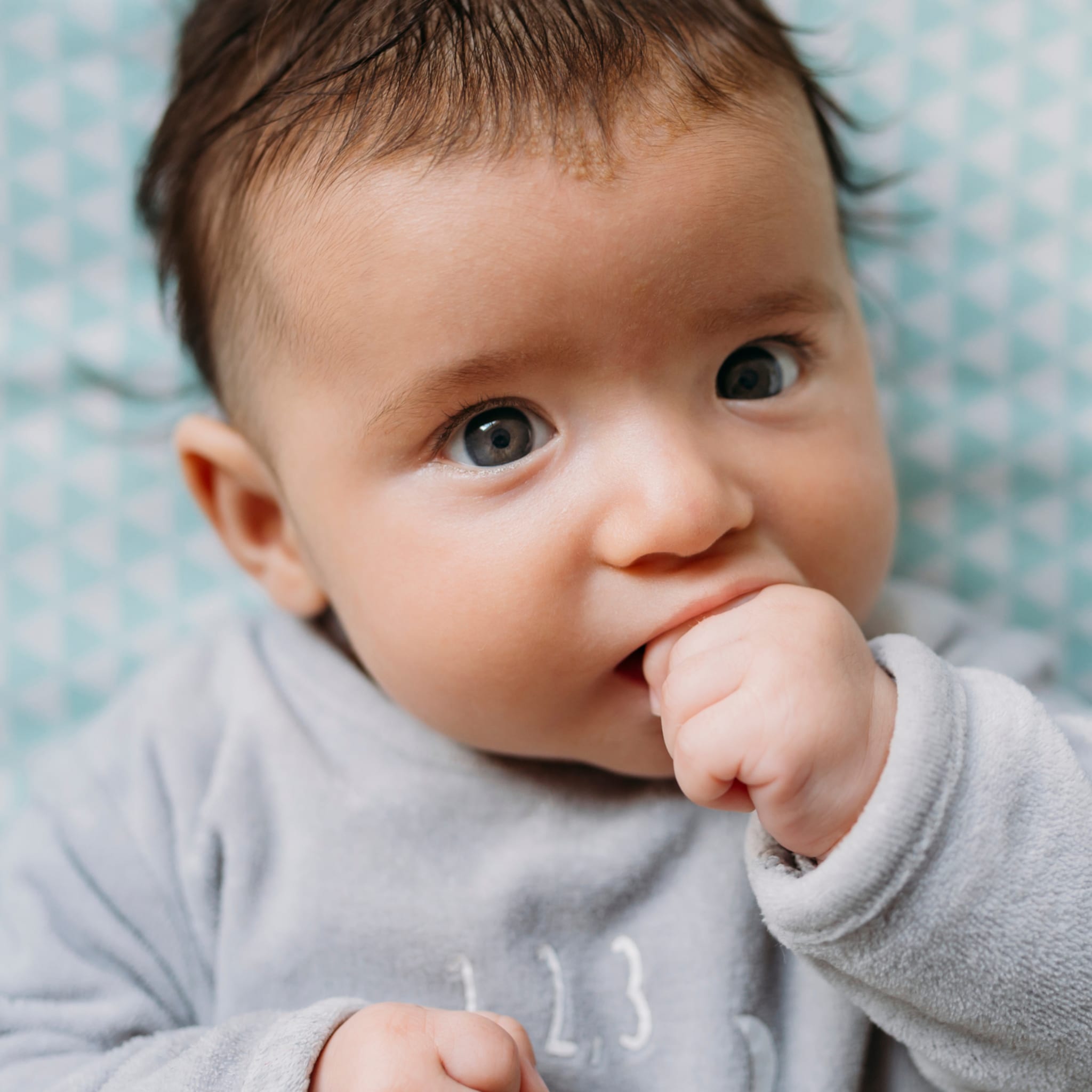 baby wakker maken voor een voeding
