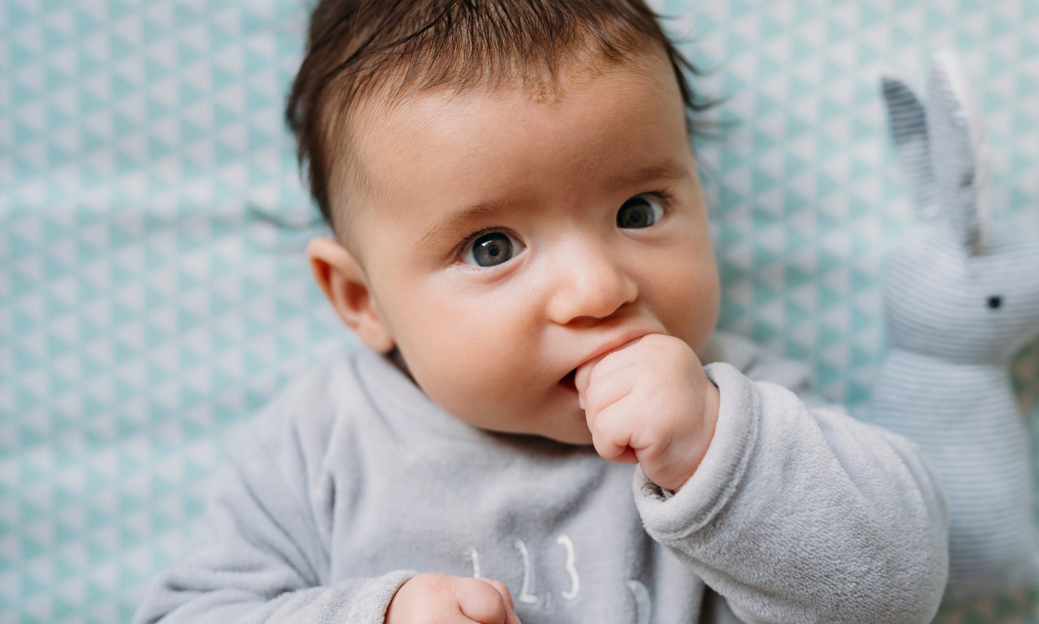 Baby wakker maken voor een voeding Getty Images