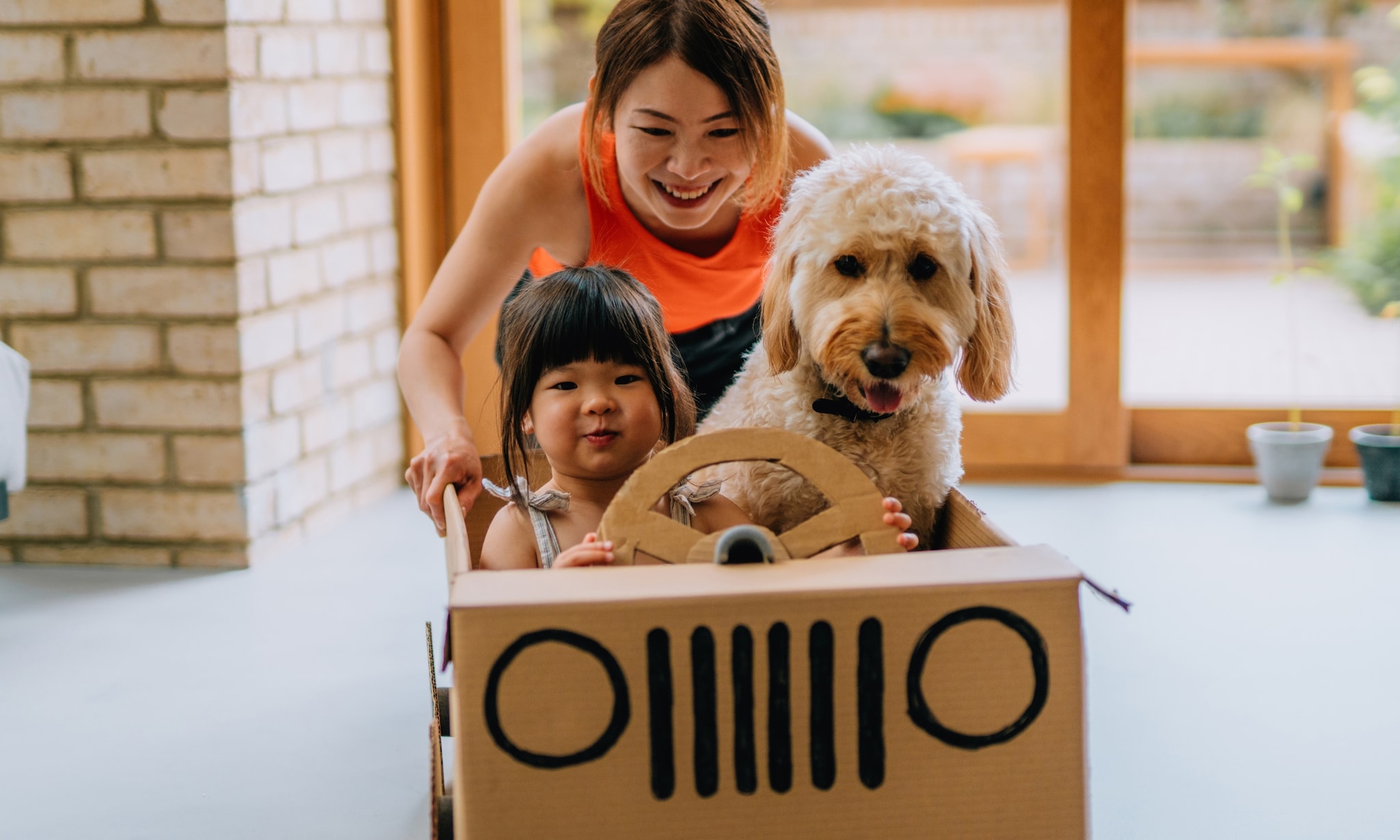 Kind spelen in kartonnen auto Getty Images