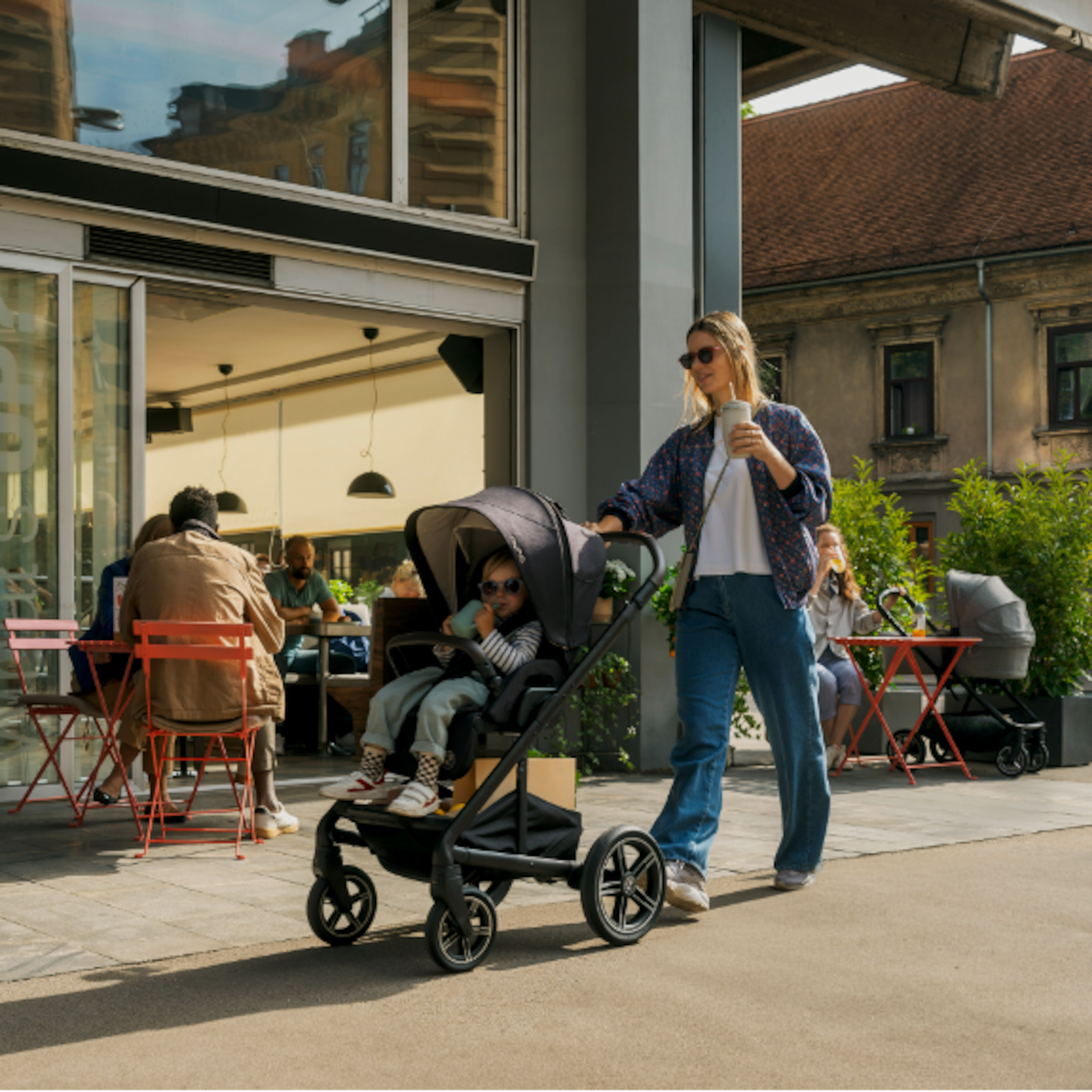 designfans opgelet deze kinderwagen is samen met bmw ontworpen
