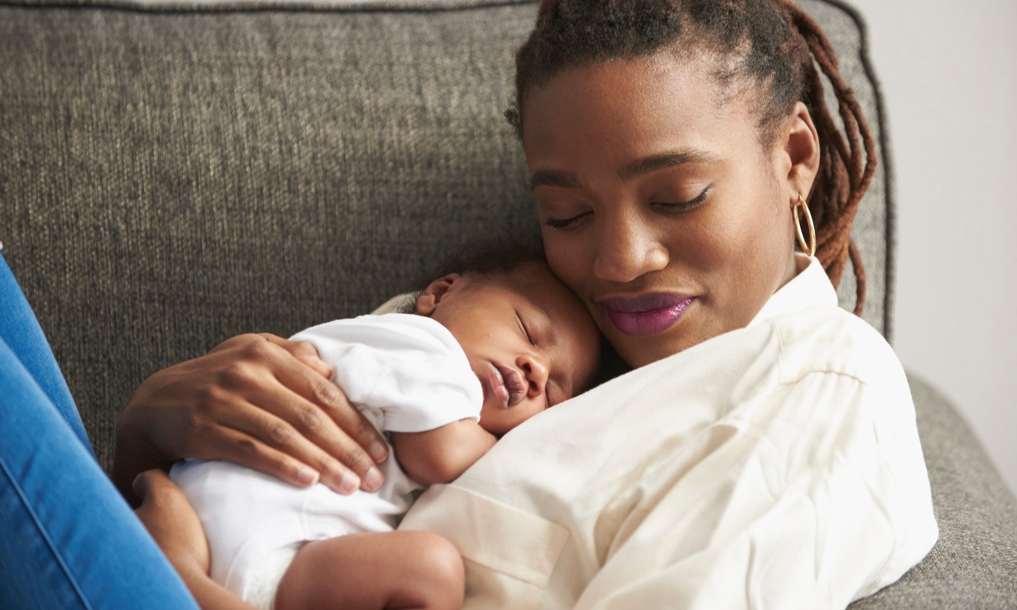 Moeder met baby op borst Getty Images