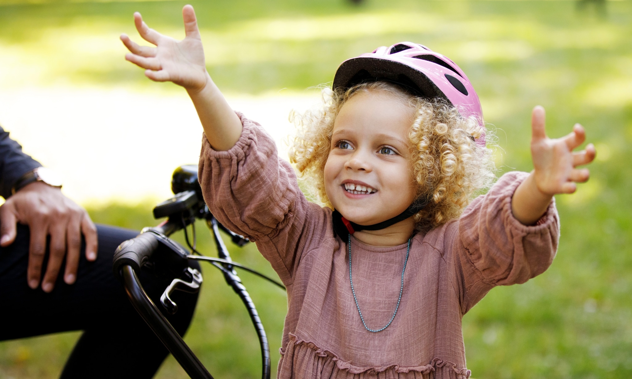 kind gaat samen met ouders op moederfiets of familiefiets Getty Images