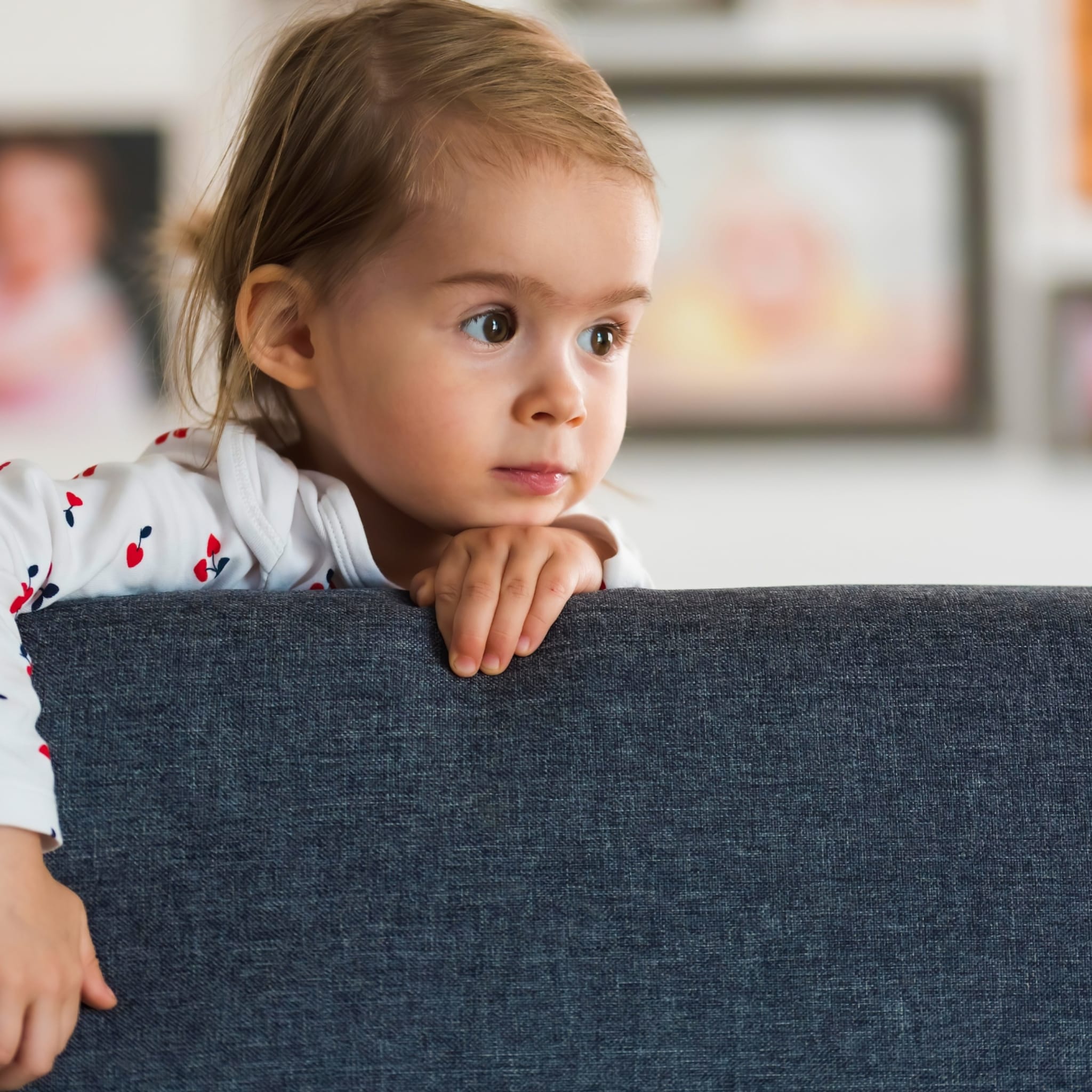 waarom kinderen poepen achter bank