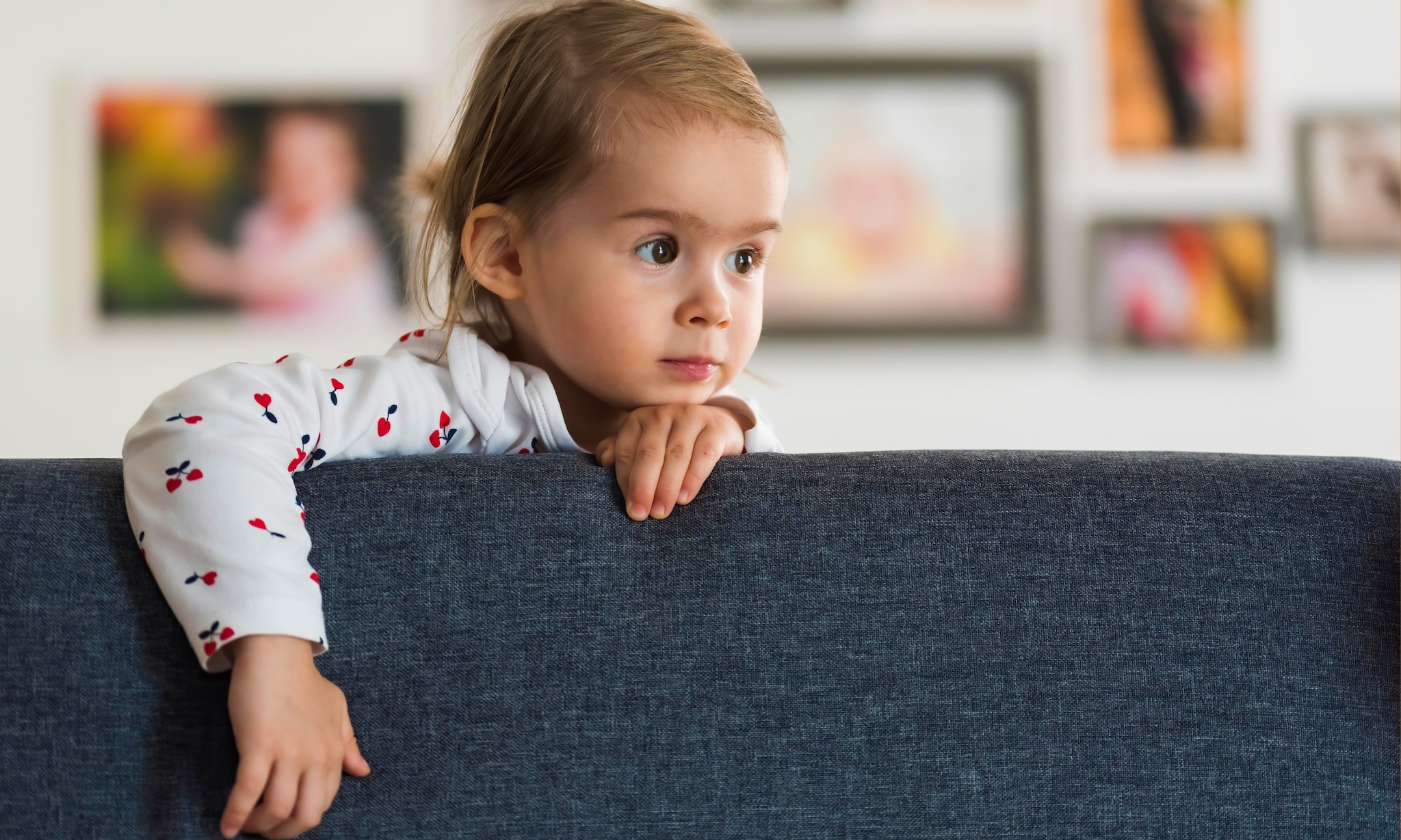 Waarom gaat je kind achter de bank staan als hij moet poepen? Getty Images