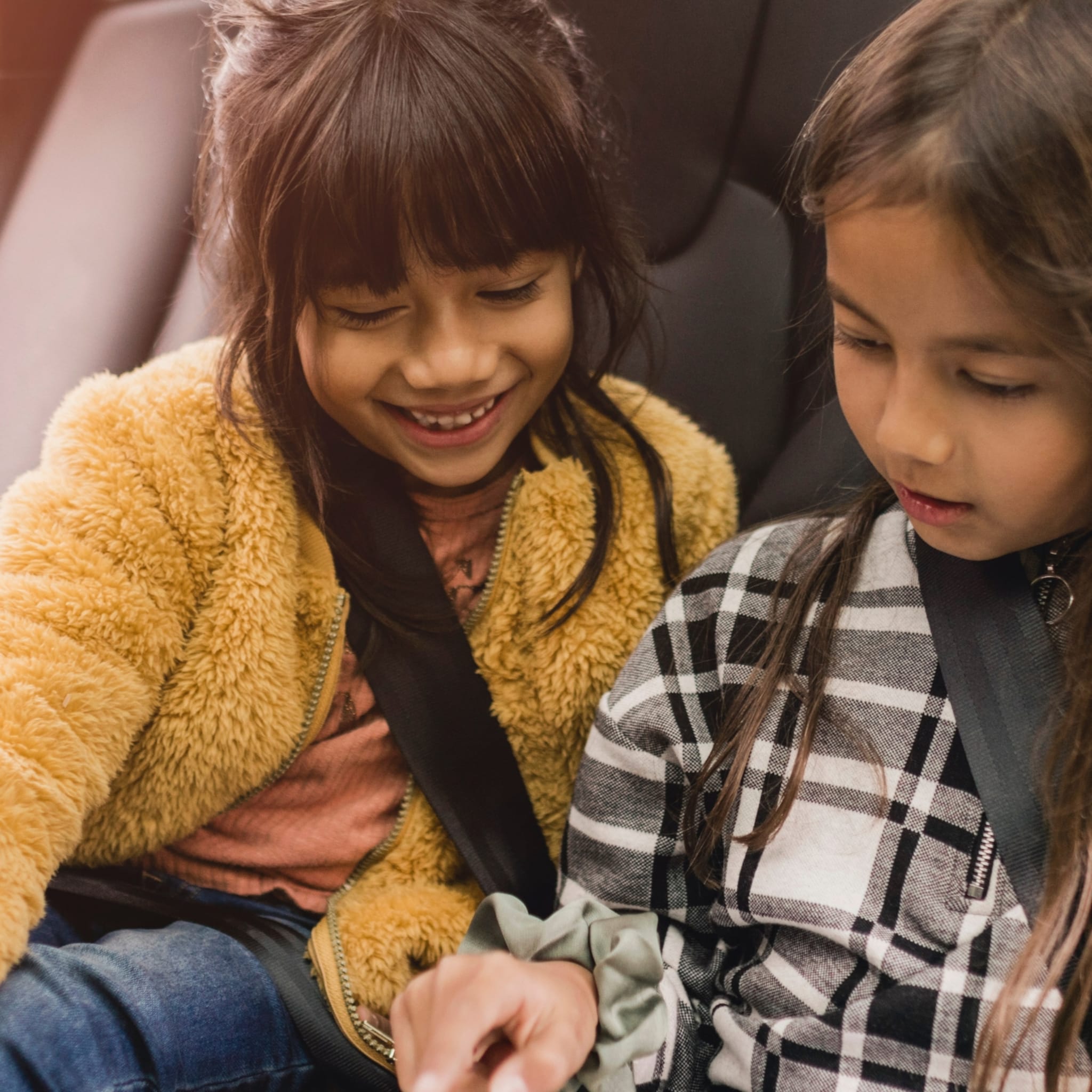 8 tips om de auto met kinderen netjes te houden