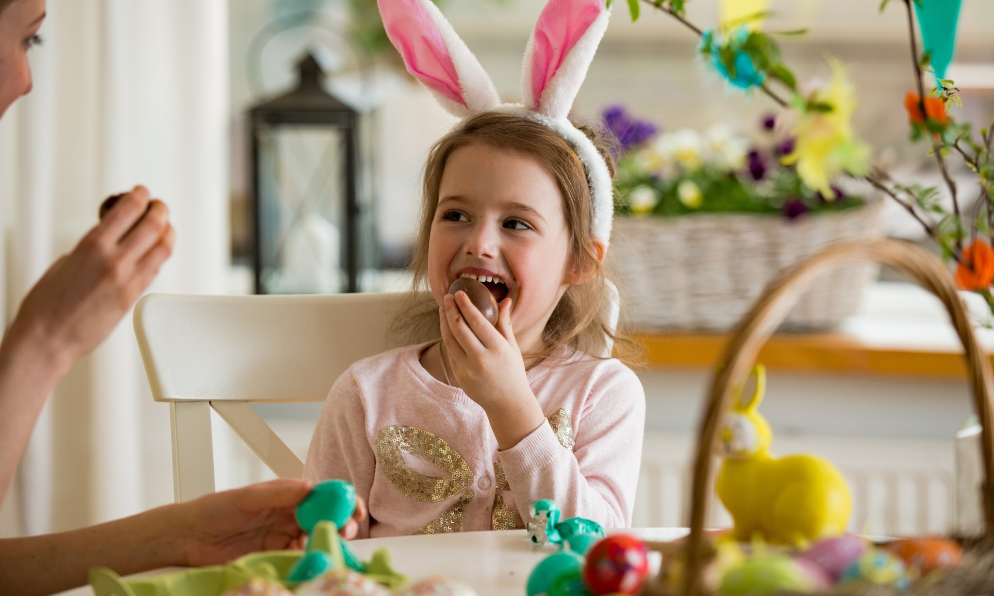 Kind eet chocolade paasei Getty Images
