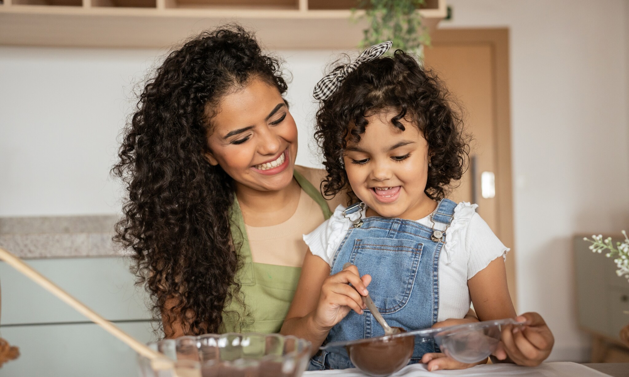 Samen chocolade maken met kind Getty Images