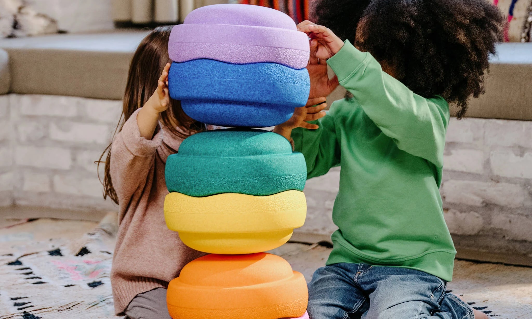 kinderen spelen met stapelstein, waarom is het zo duur Stapelstein