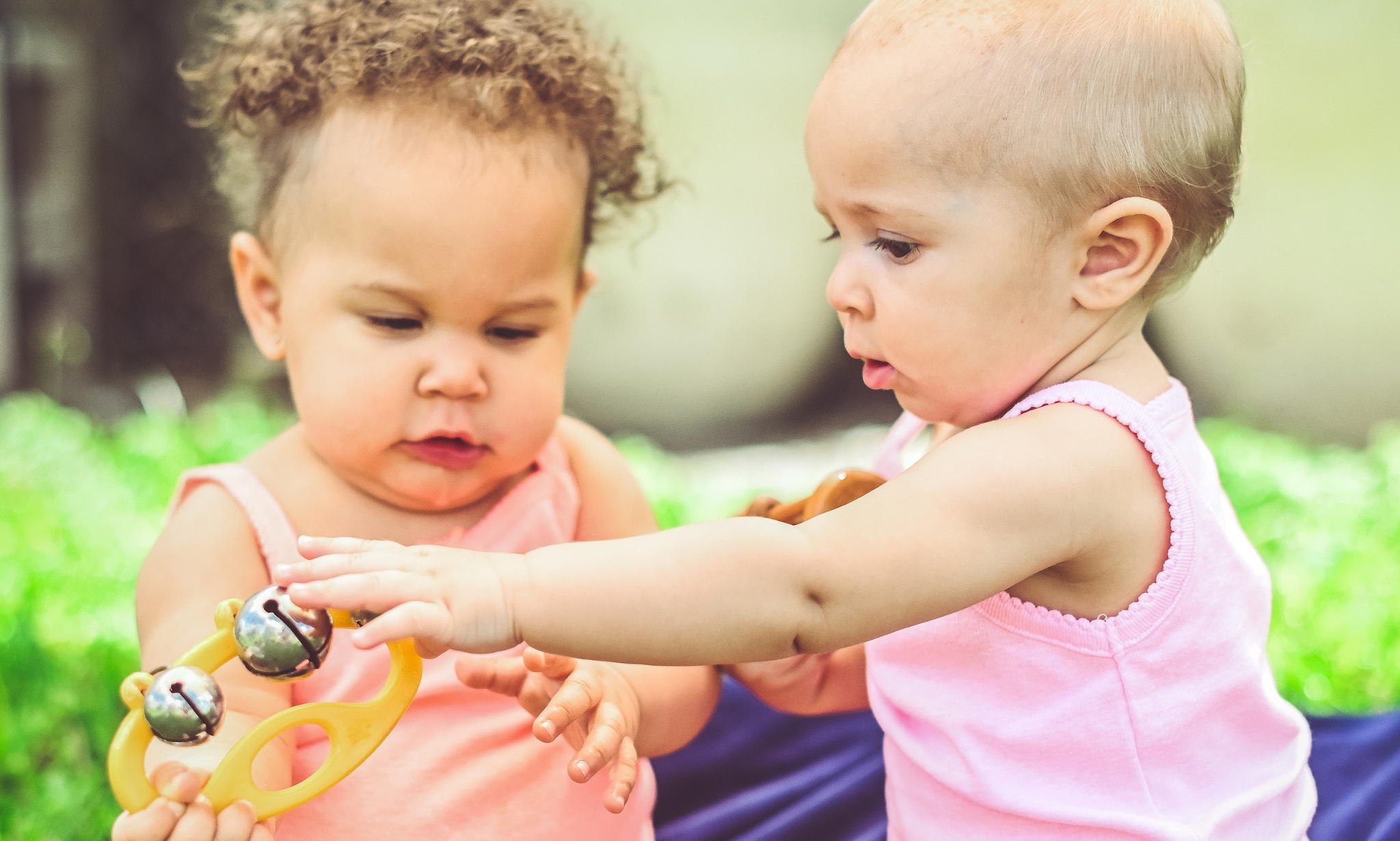 Baby pakt speelgoed af Getty Images