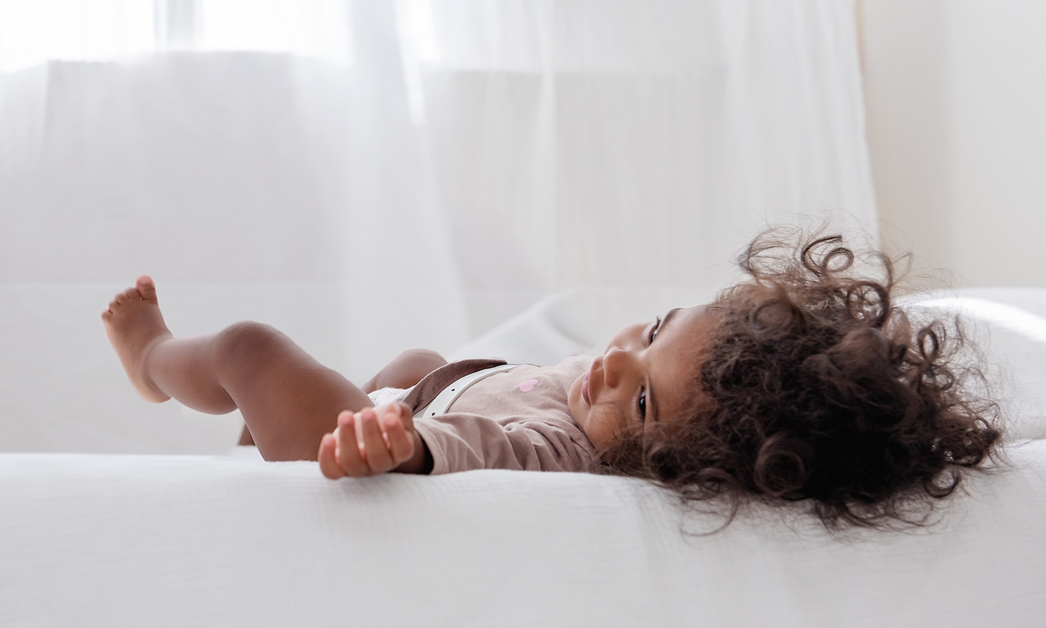 meisje valt bijna uit bed en heeft deryan bedhekje nodig Getty Images