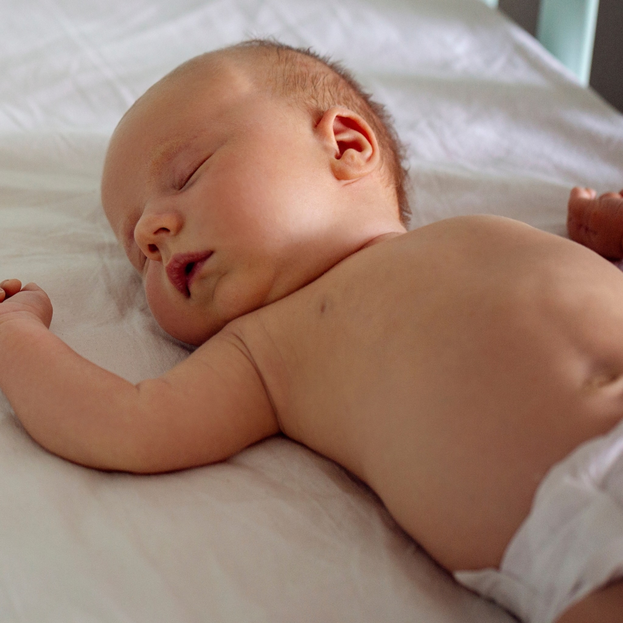 aha bij deze zomerse temperatuur kan je baby alleen in een luier slapen