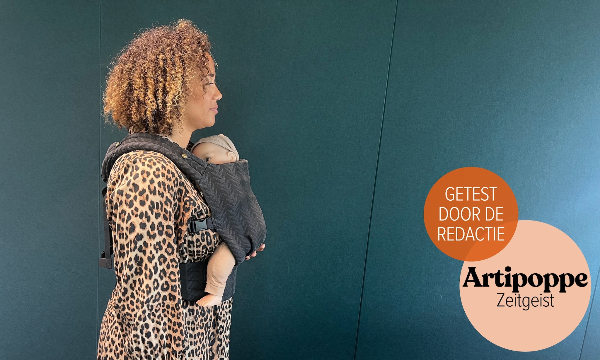 Naomi test de Artipoppe Zeitgeist draagzak voor Ouders van Nu Ouders van Nu
