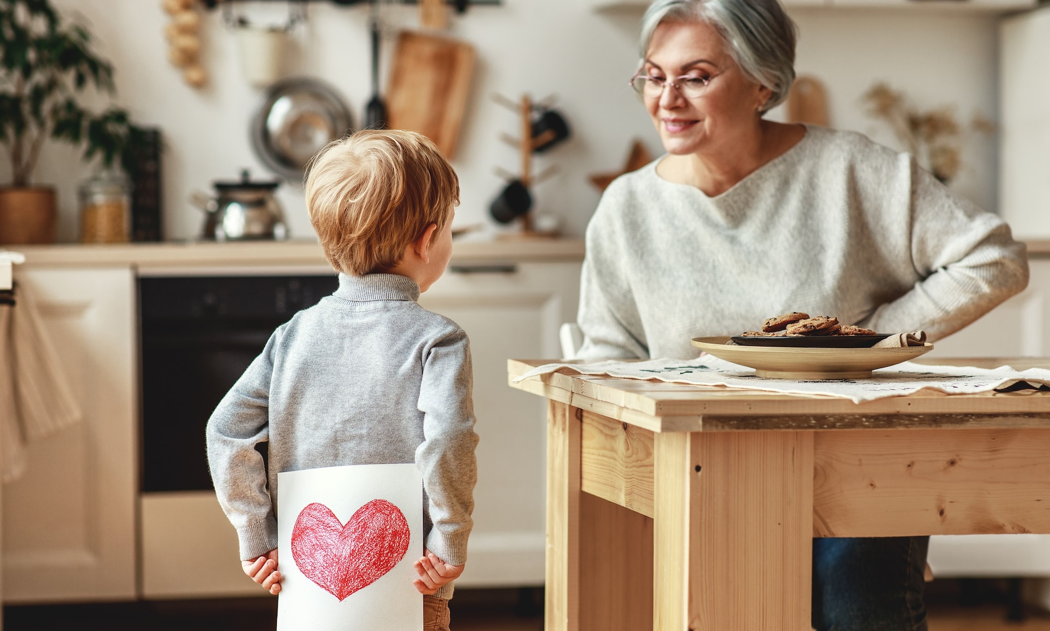 kind bedankt oma met cadeautje opa en oma dag 4 juni Getty Images