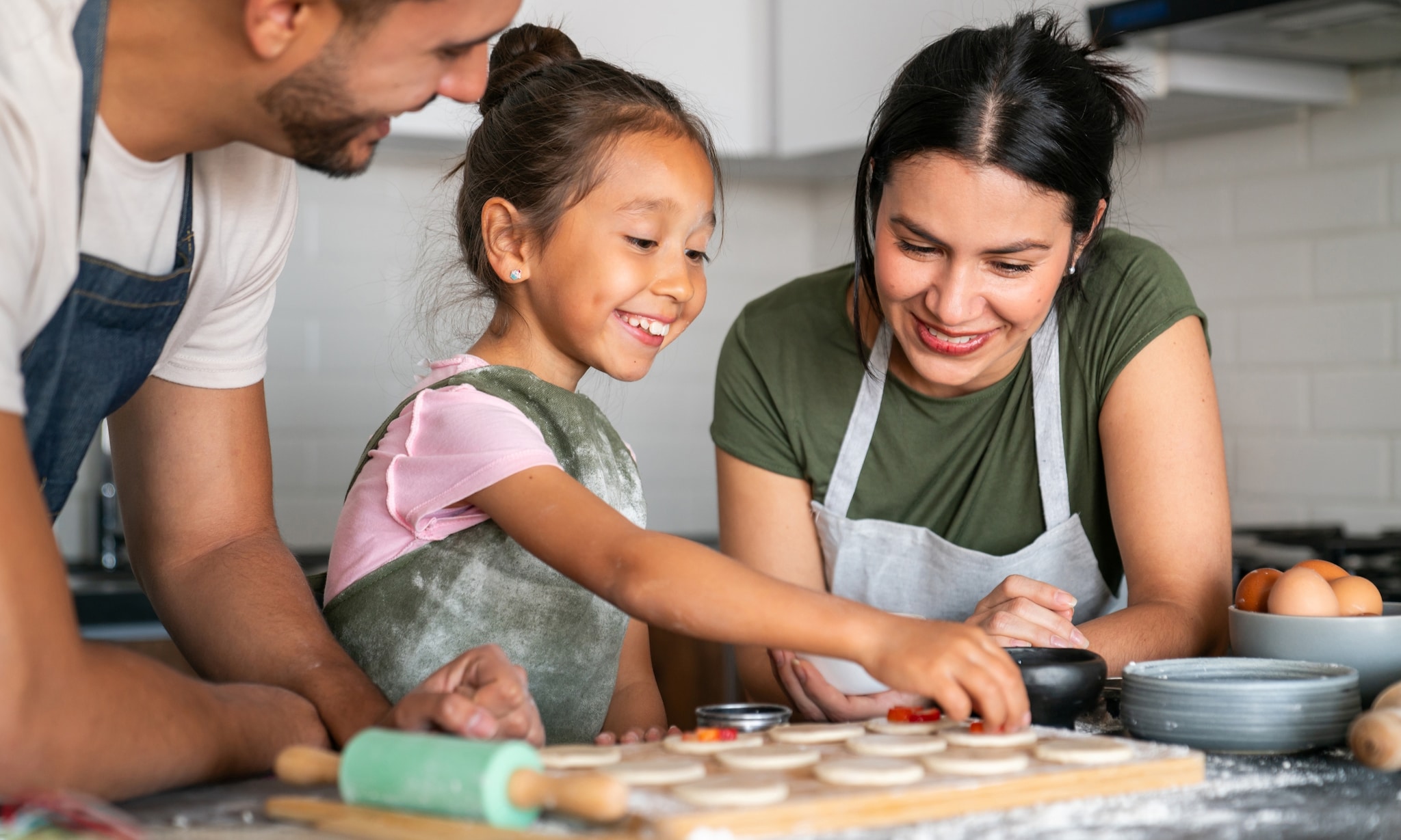 Kind bakt koekjes met ouders Getty Images