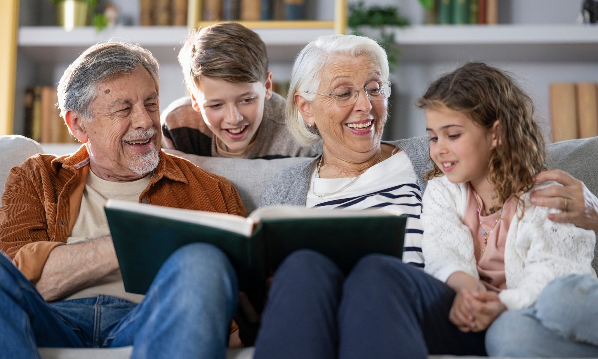 Opa en oma met kleinkinderen op bank Getty Images
