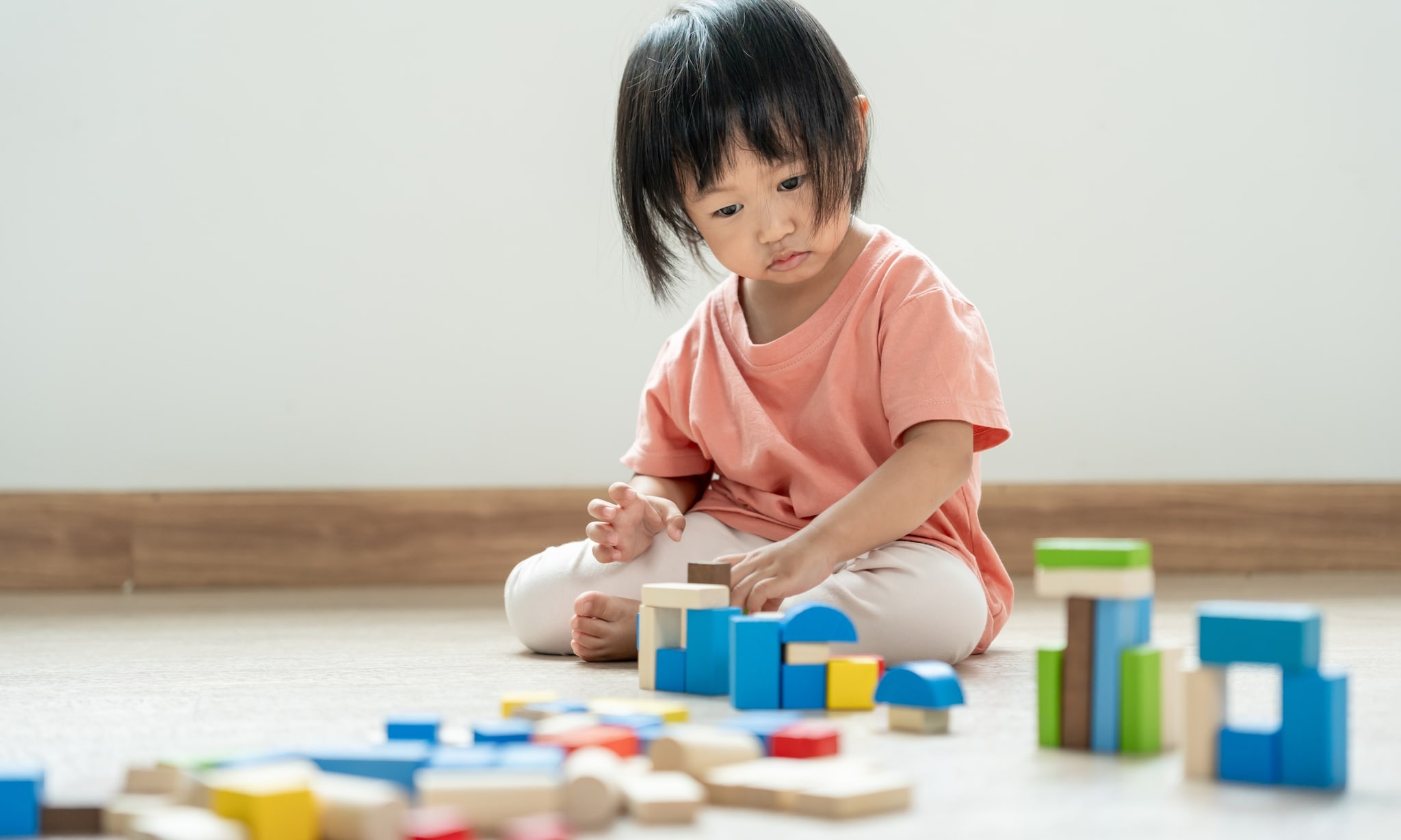Kind met speelgoed spelen Getty Images