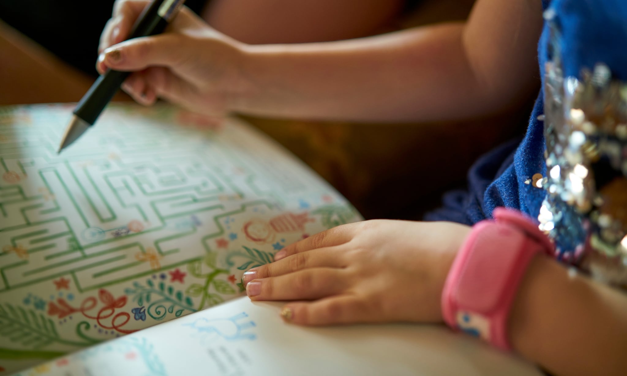 kind speelt met doeboek voor op vakantie Getty Images