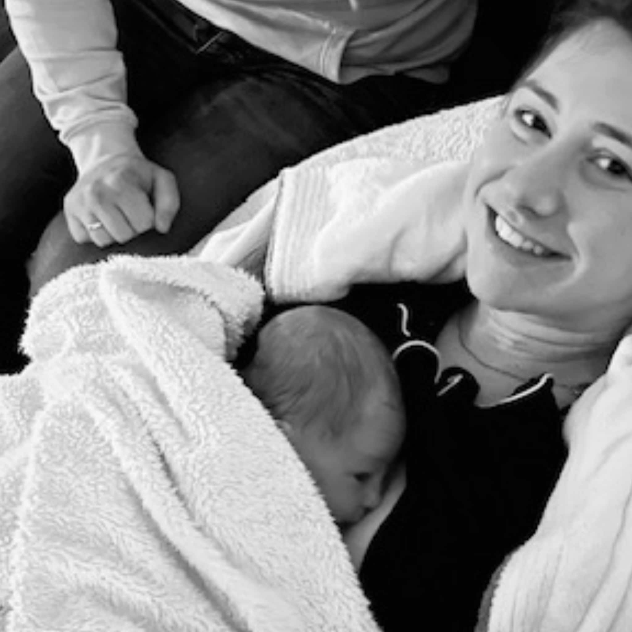 bevallingsverhaal anouk baby op de bank