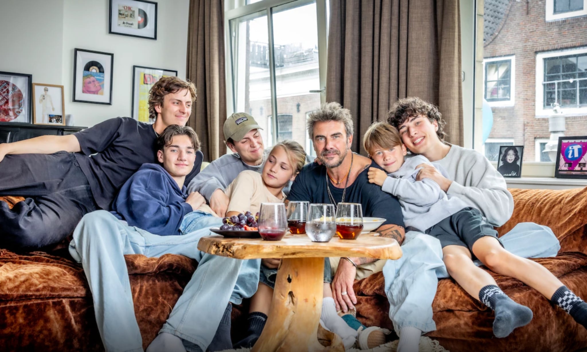 Maikel van der Valk heeft 6 kinderen uit 3 relaties. Op de foto: v.l.n.r. Jam, Savier, Fela, Jali, Maikel, Kaan, Elan. Jean-Pierre Jans