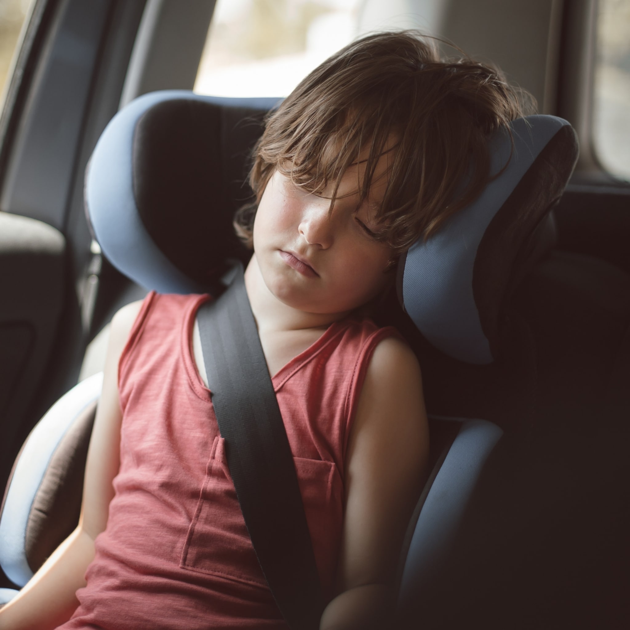 expert dit is waarom ouders hun kind in de auto kunnen vergeten