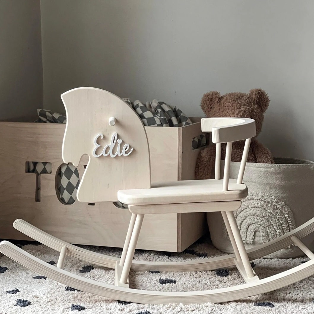 gepersonaliseerd houten hobbelpaard Easy Tiger Busyboards