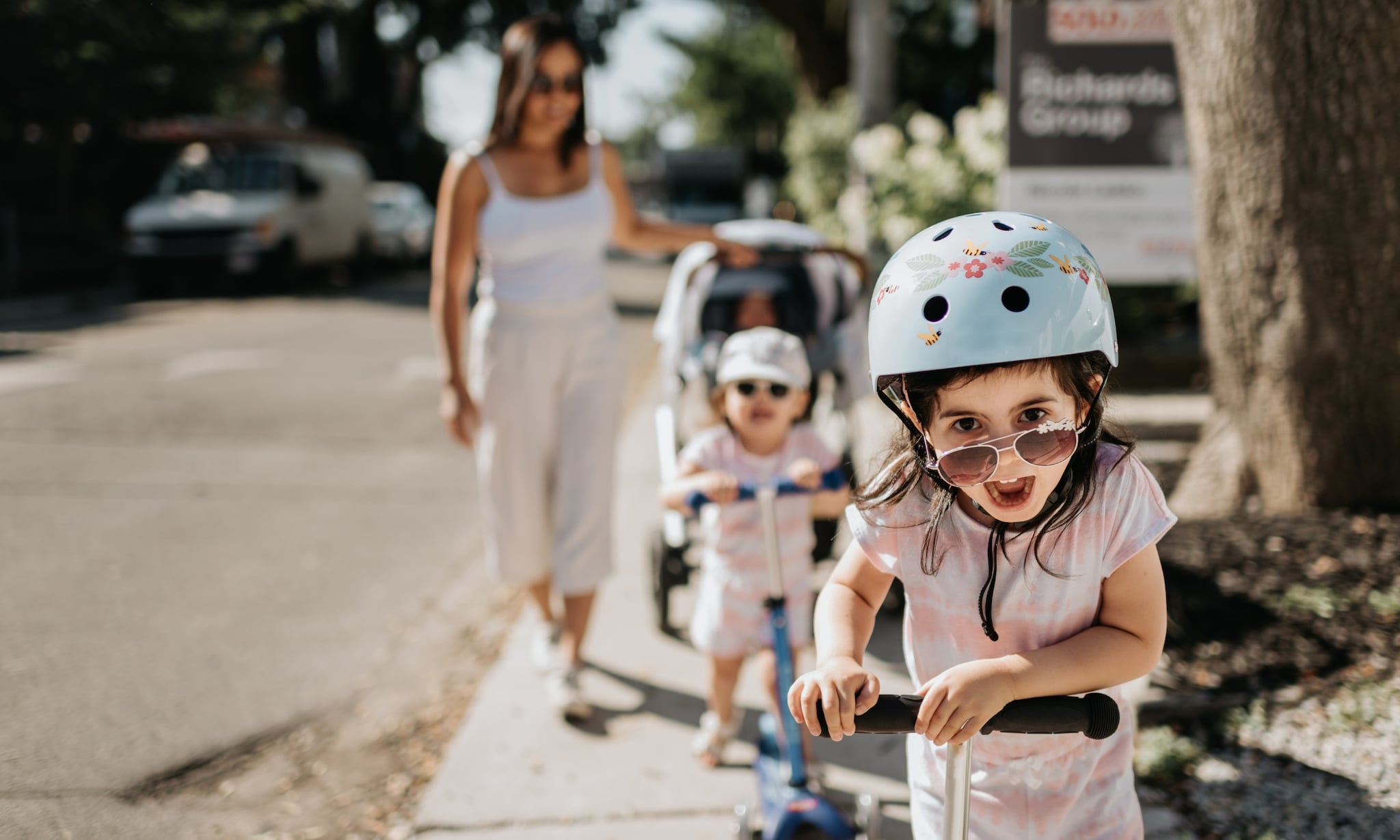 meisjes rijden op kinderstep, dit is waarom het zo leerzaam is Getty Images