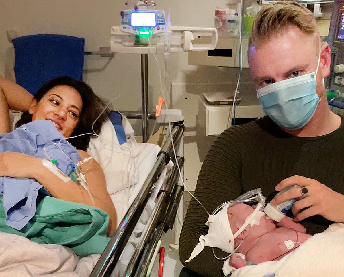 Suzanne en Sebastian met pasgeboren dochter Senna in het ziekenhuis. Privébeeld
