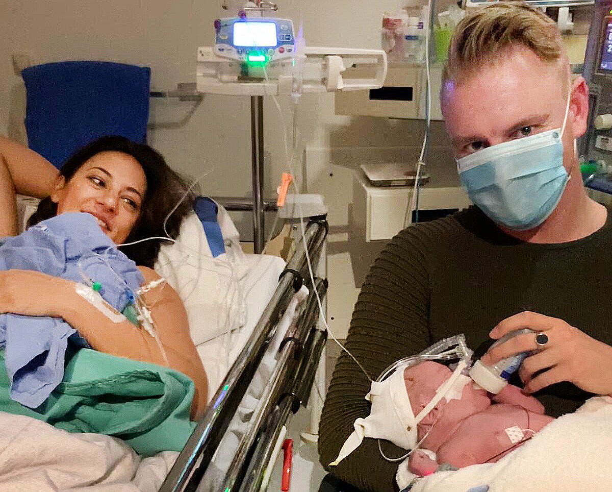 Suzanne en Sebastian met pasgeboren dochter Senna in het ziekenhuis. Privébeeld