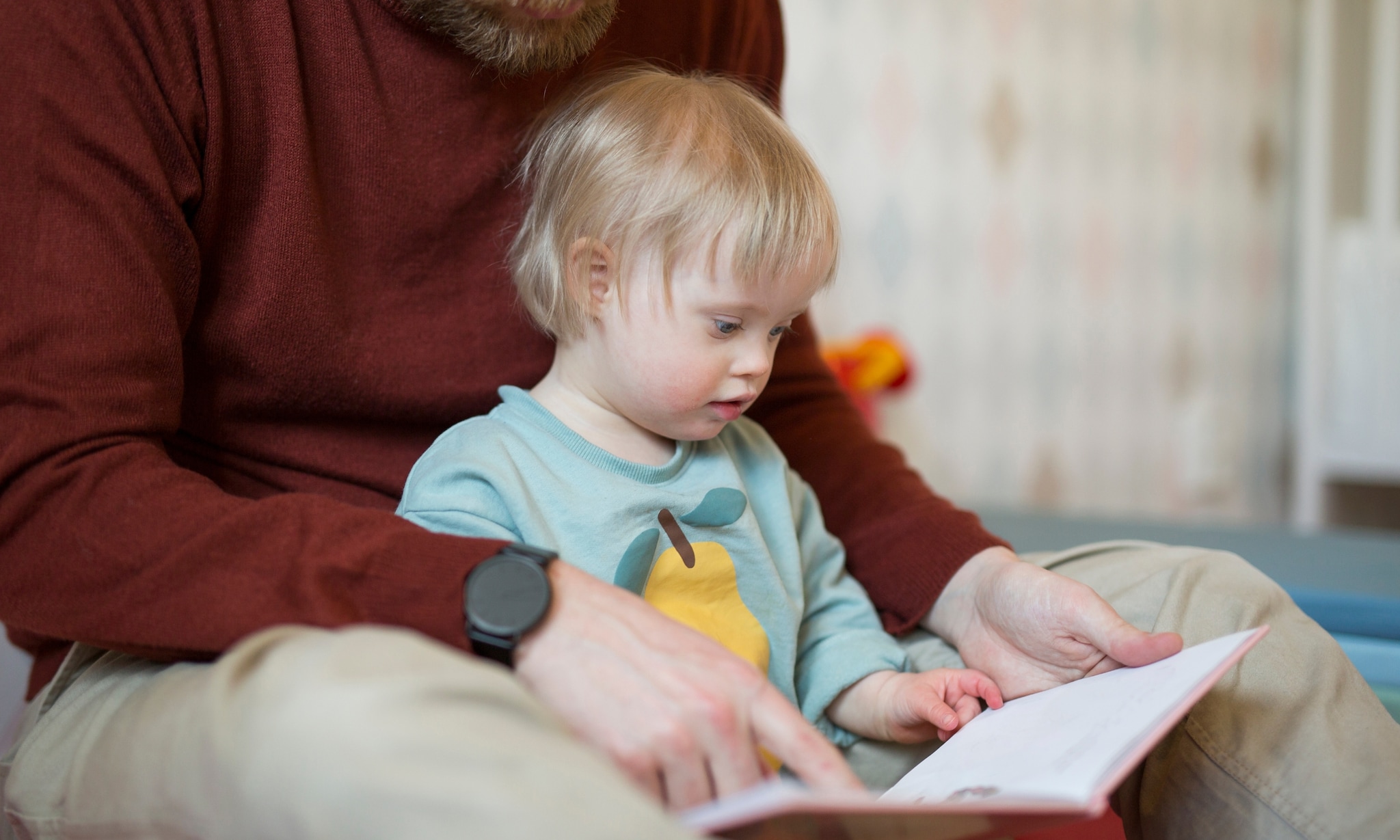 vader leest voor uit een van de leukste voorleesboeken voor baby's, peuters en kleuters Getty Images