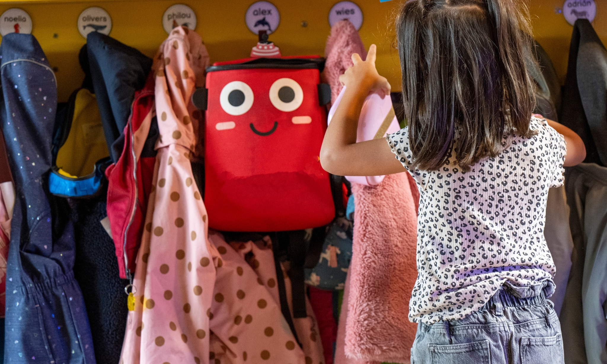 ouders labelen kleding kind voor nieuwe schooljaar Getty Images