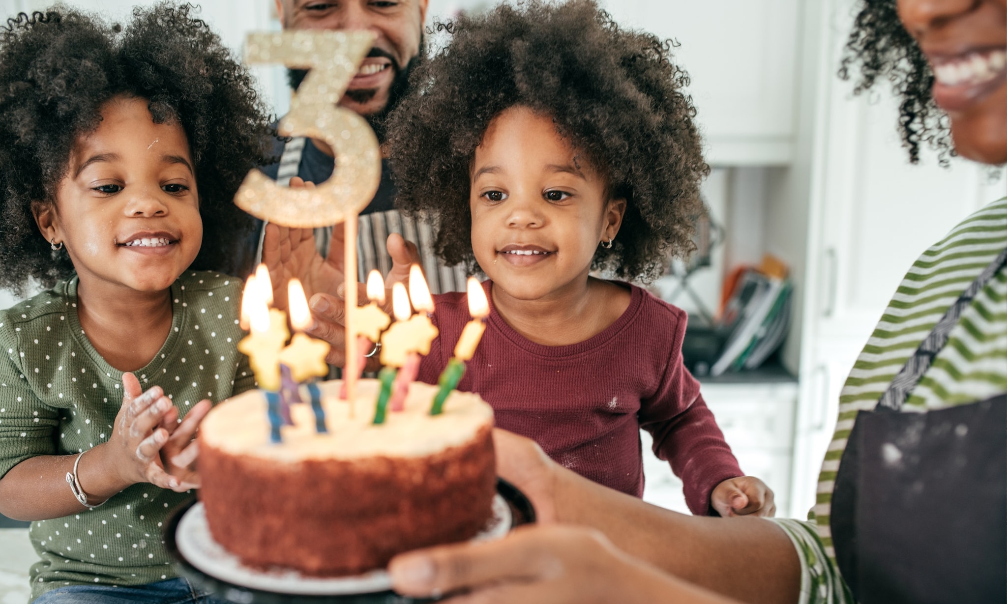 kinderen blazen kaarsjes uit en krijgen cadeaus omdat ze 3 jaar zijn Getty Images
