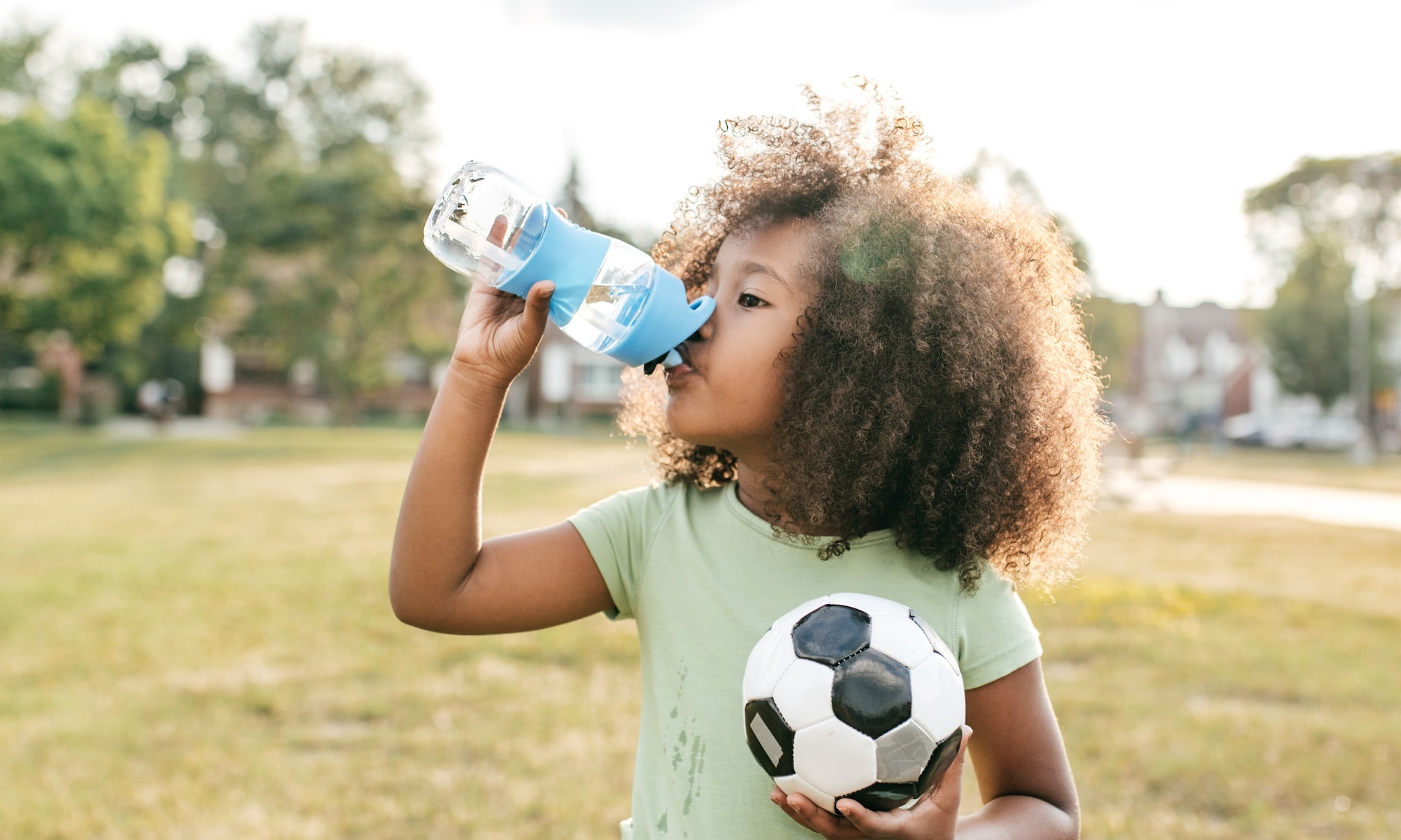 Kind drinkt uit herbruikbare drinkfles Getty Images
