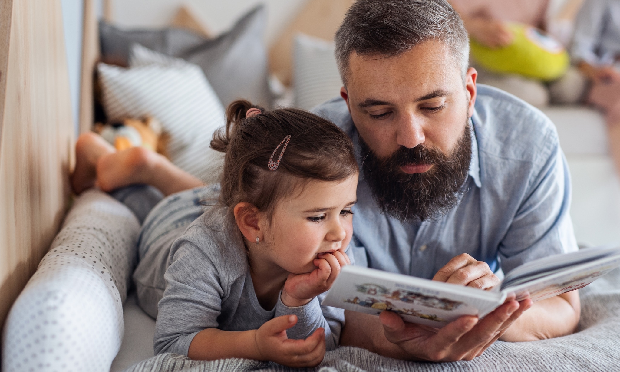vader leest voor tijdens kinderboekenweek 2025 met thema 'vol avontuur' Getty Images