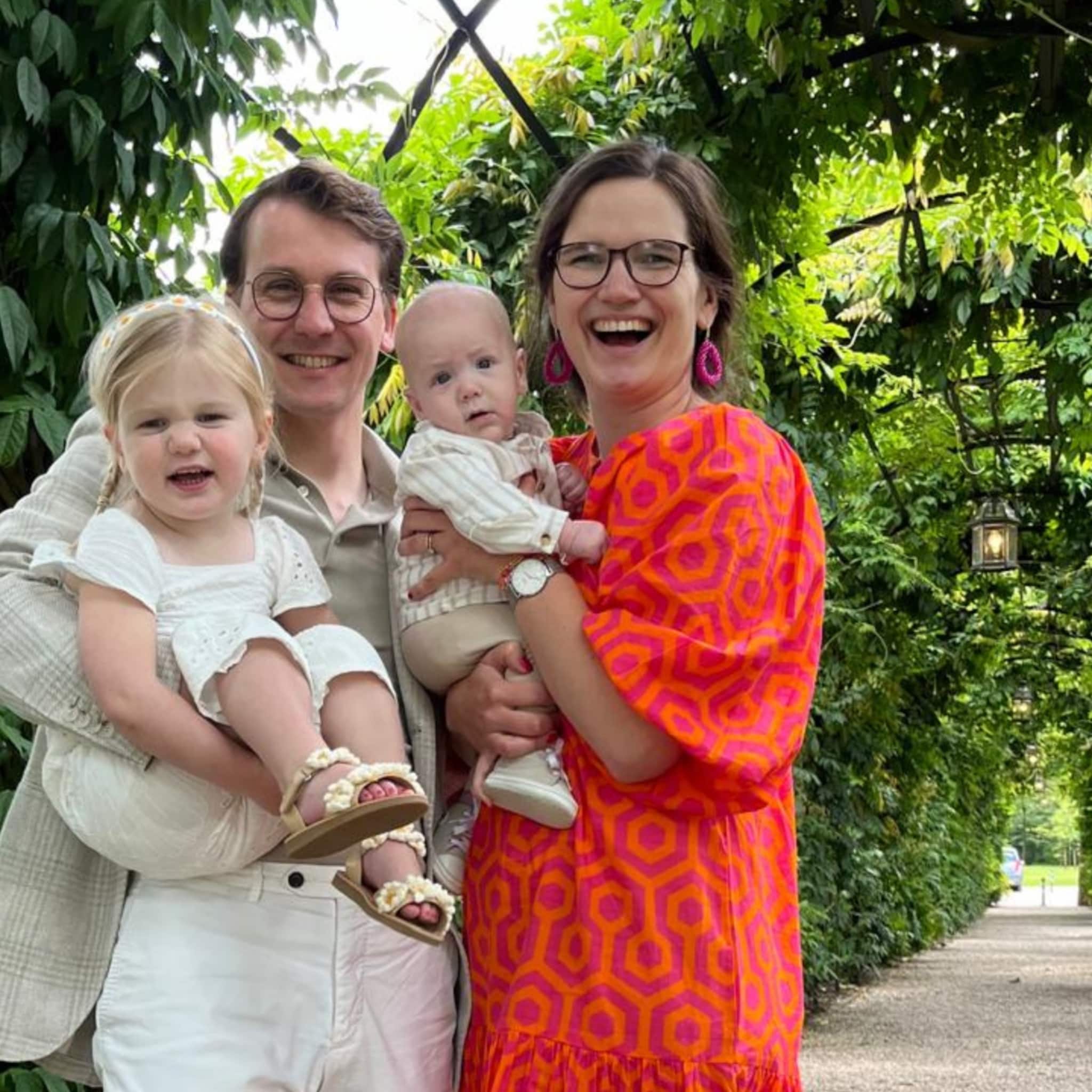 eline brand baby met oppas thuis